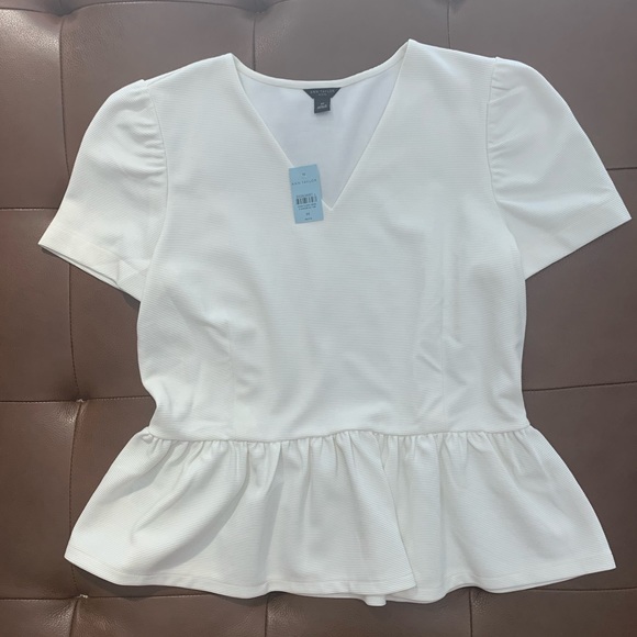 ANN TAYLOR Puff Sleeve Peplum Top in Winter White. Size Medium Petite - Picture 2 of 4